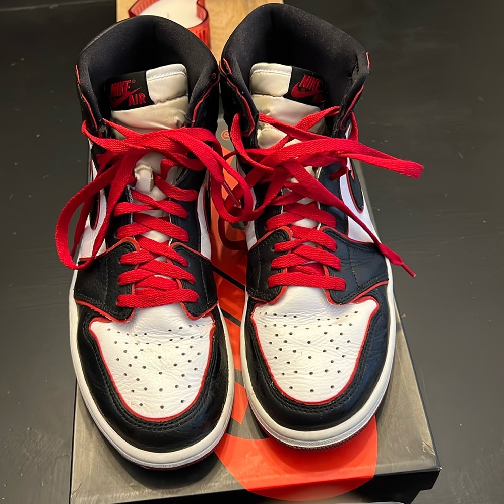 Air Jordan Retro HIGH OG. Red piping. Black/Gym Red-White toe. Men’s 9.